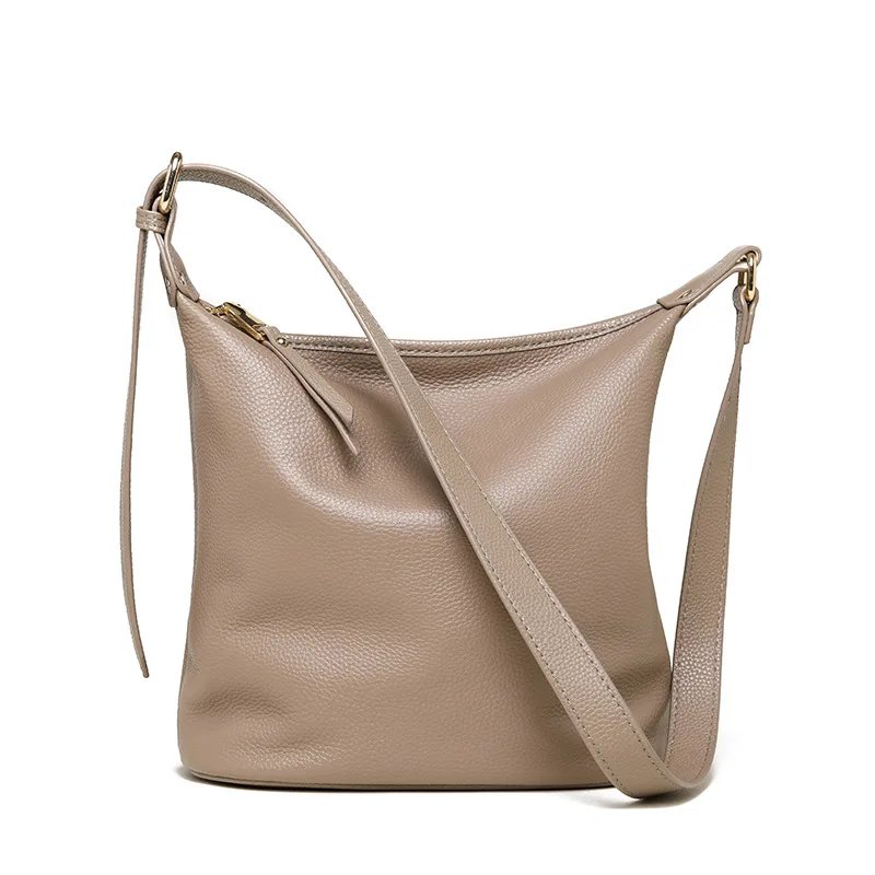 กระเป๋าสะพายข้างดีไซน์เรียบหรู ผลิตจากหนังวัวแท้คุณภาพสูง มอบสัมผัสที่นุ่มนวลและทนทาน เหมาะสำหรับทุกโอกาส เพิ่มความโดดเด่นและมั่นใจในสไตล์ของคุณ - Image 2