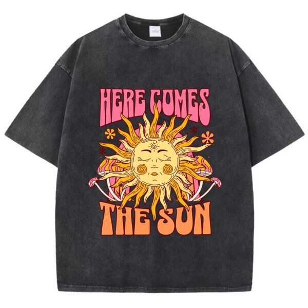 เสื้อยืดโอเวอร์ไซส์สไตล์แคชชวล พิมพ์ลาย "Here Comes The Sun" ดีไซน์ทันสมัย ใส่สบาย ระบายอากาศได้ดีเยี่ยม เหมาะกับทุกกิจกรรม มอบลุคสบายๆ มีสไตล์ในทุกวัน